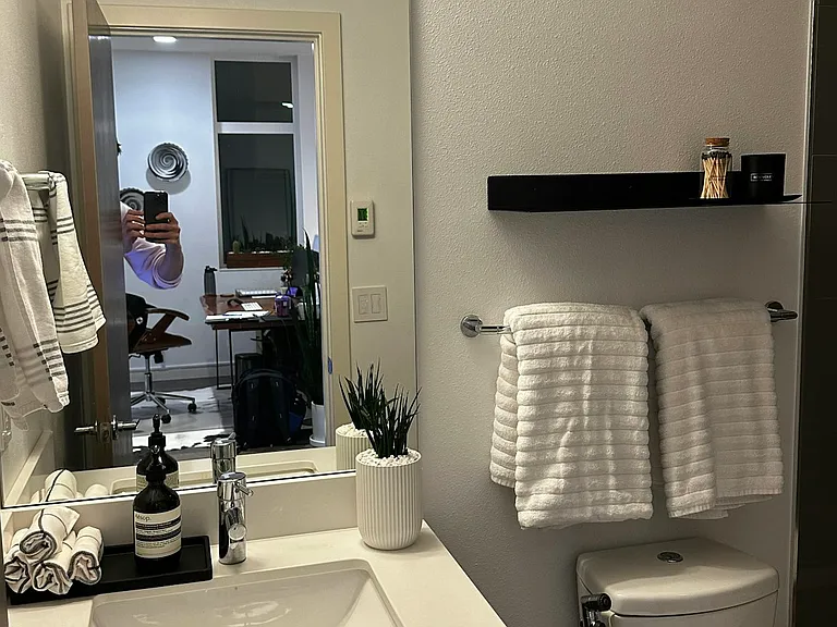 Second level full bath