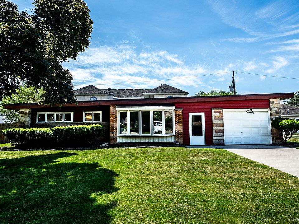 1st image of 4872 N Redwood Dr