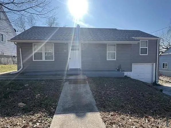 452 Bluff Dr, Saint Louis, MO 63137