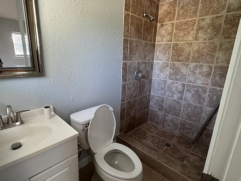 1011 N Pine St — Photo 11
