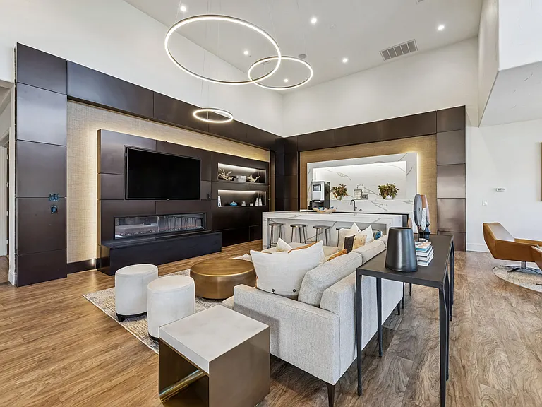 Platinum Castle Hills — Photo 22