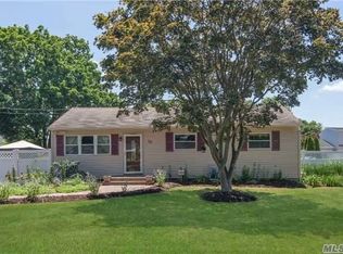 38 Chatham St, Deer Park, NY 11729
