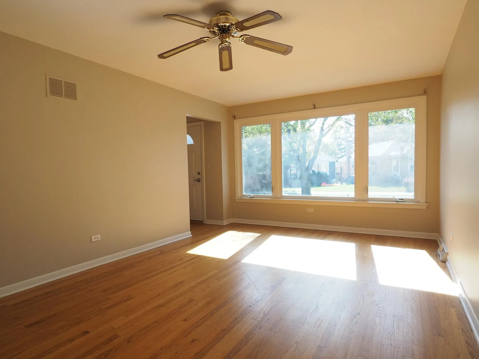 3 bed, 2000 sqft, $3,300 — Photo 2