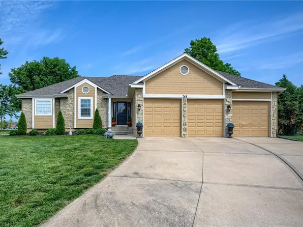 748 SW Windsong Cir, Lees Summit, MO 64082