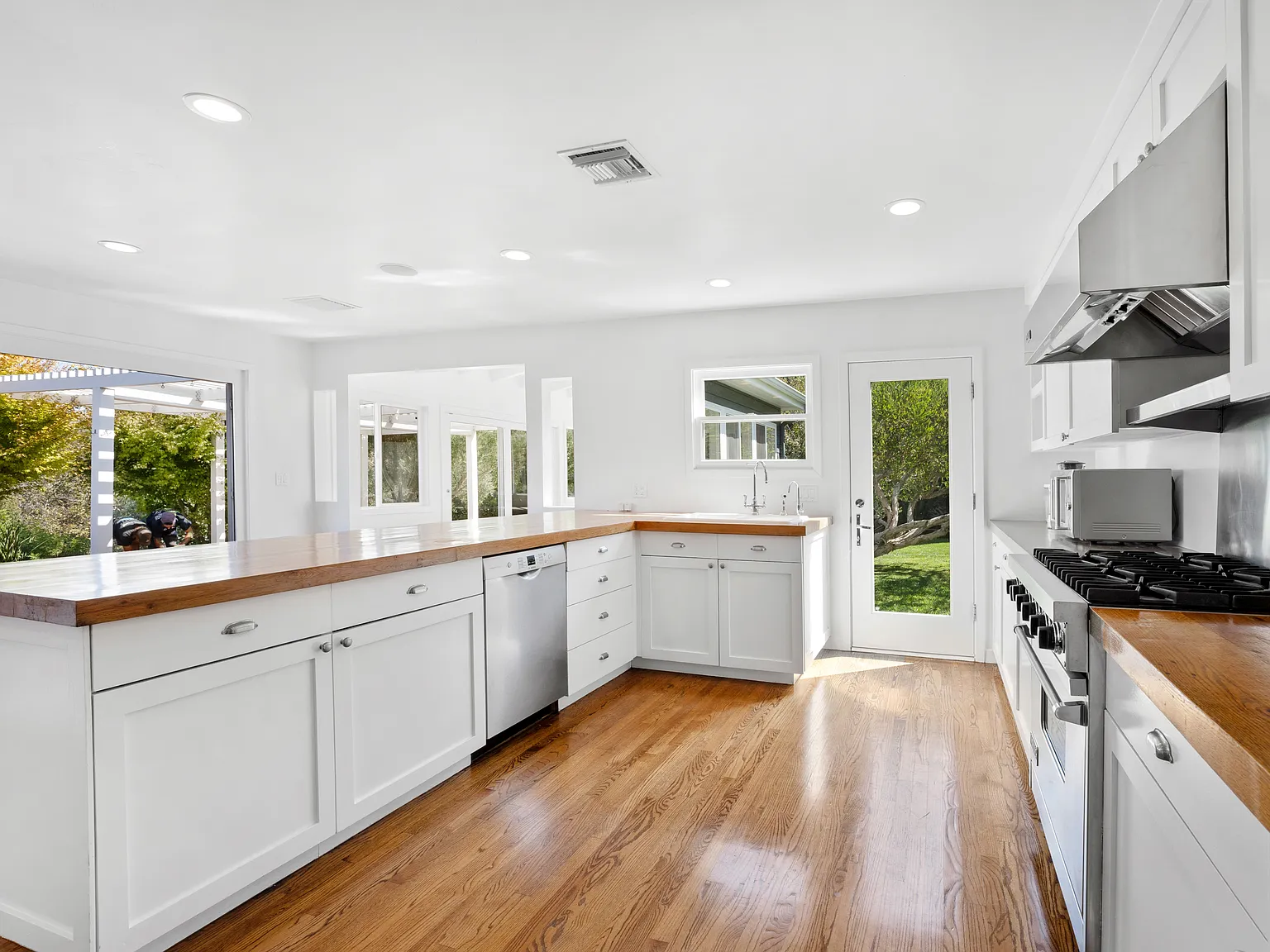 4 bed, 2500 sqft, $19,500 — Photo 4