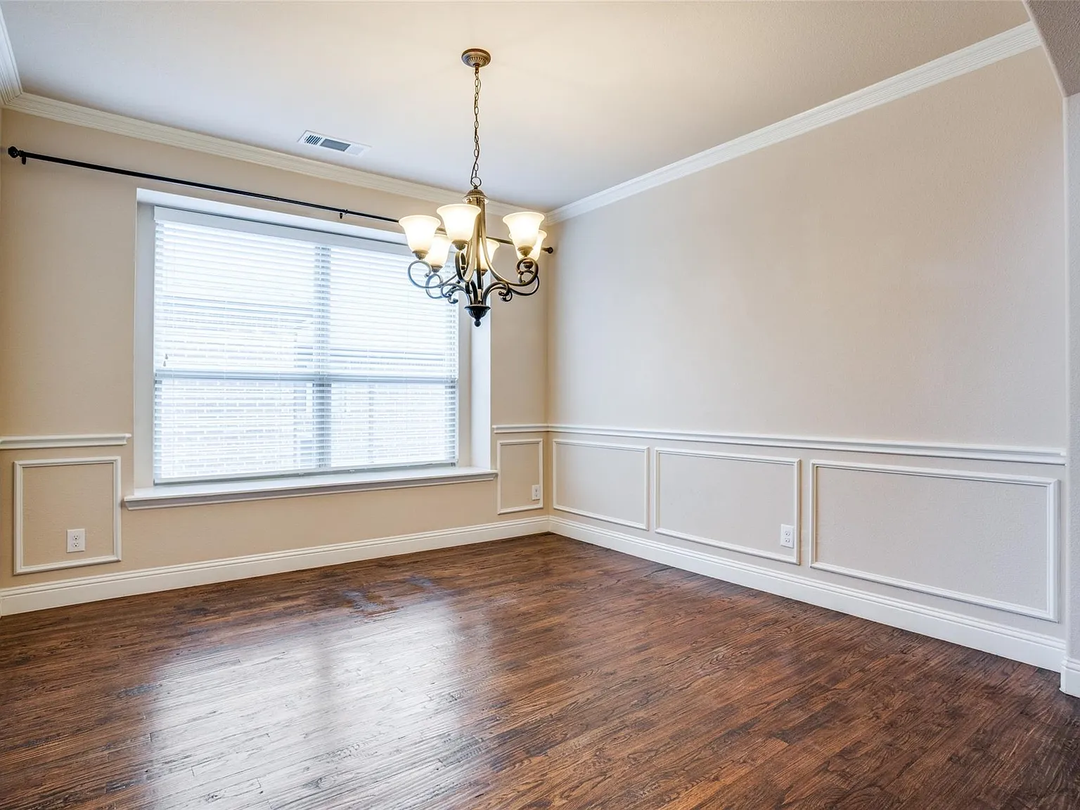 5 bed, 3637 sqft, $3,300 — Photo 3