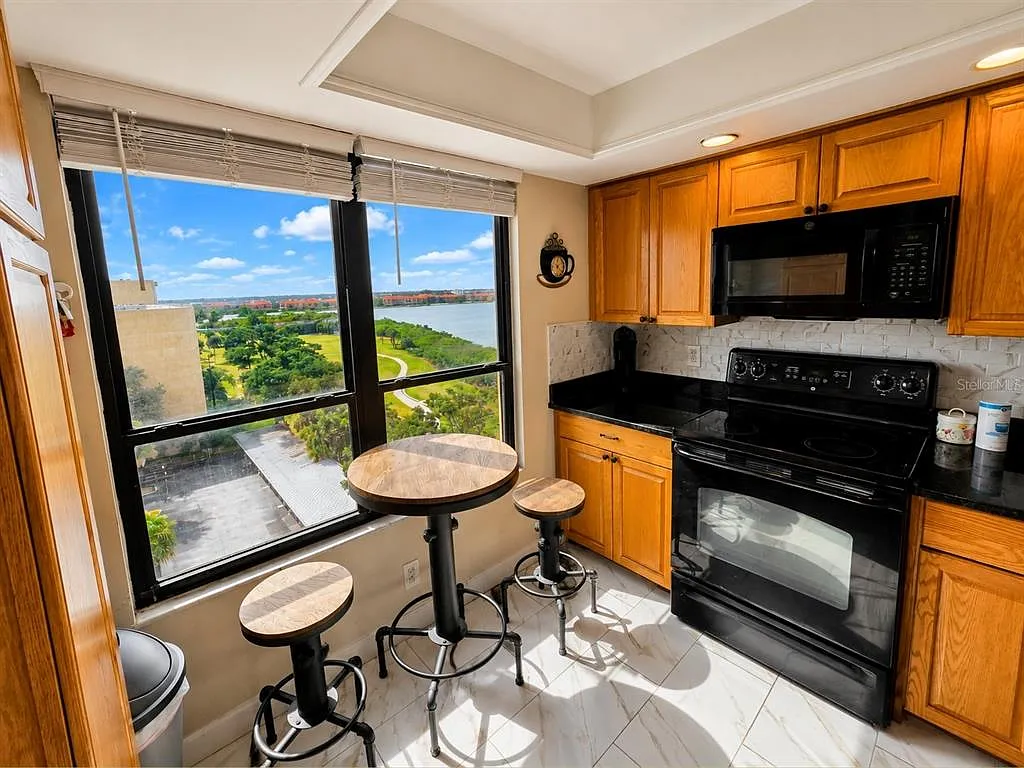 2 bed, 2.0 bath, 1050 sqft, $2,200 — Photo 3