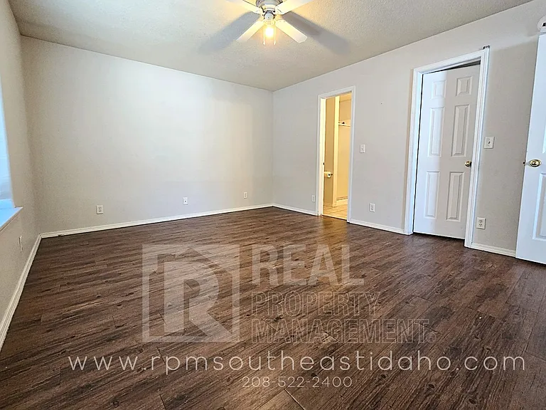 2801 E Chasewood Dr — Photo 16