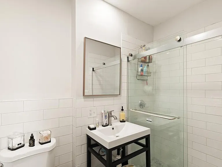 2 Essex St #2R — Photo 9
