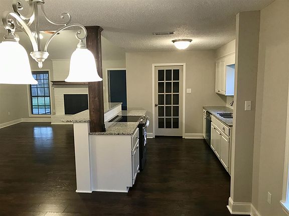 4th image of 636 Cedar Springs Dr