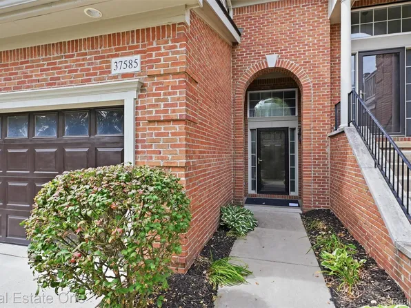 37585 Newburgh Park Cir #16, Livonia, MI 48152