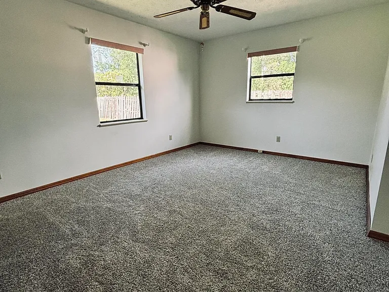 337 NW Tyler Ave — Photo 20