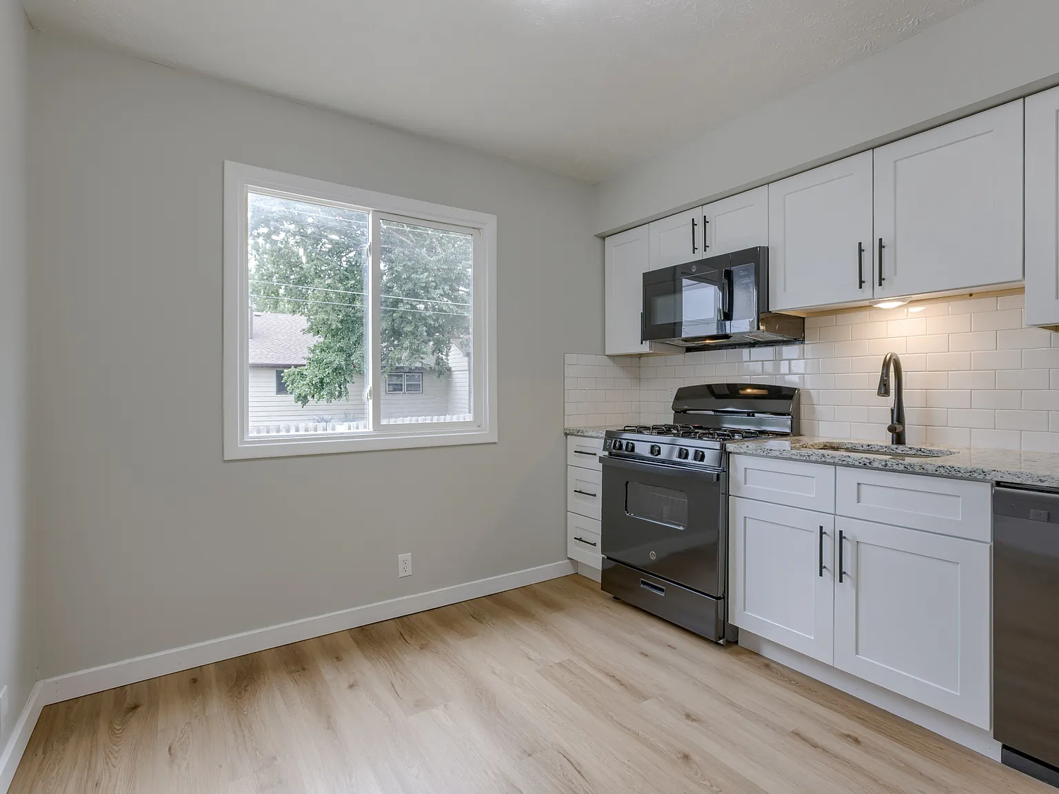 4713/4715 Davenport Street - #8 — Photo 3