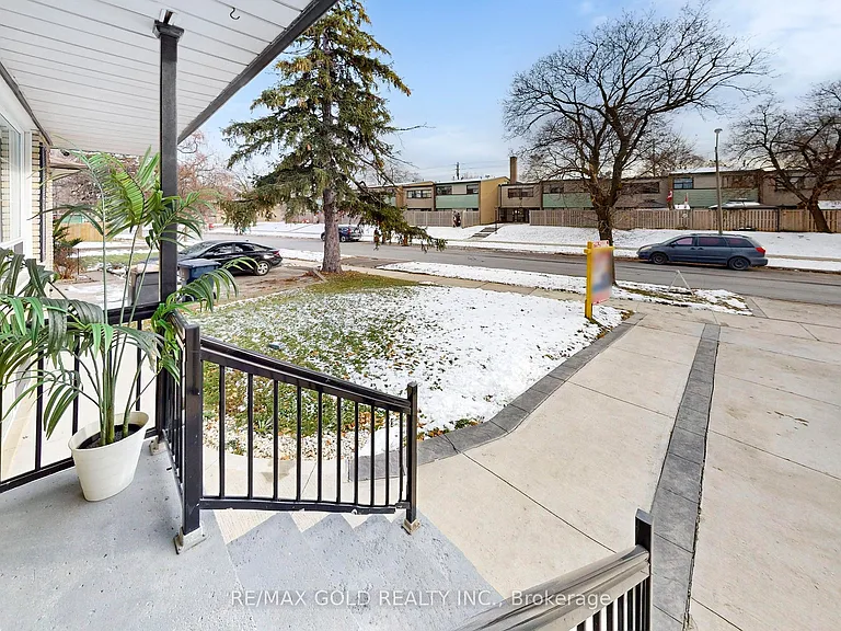 189 Kingsview Blvd — Photo 2