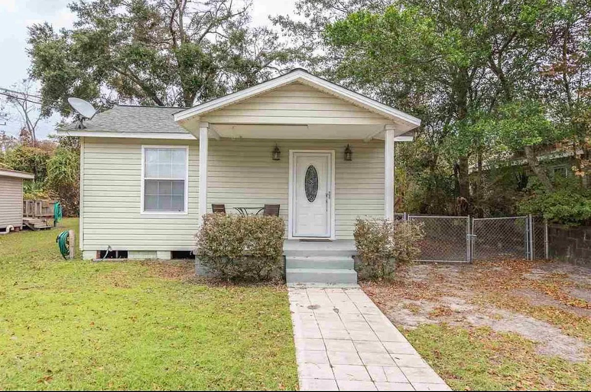 2 bed, 921 sqft, $1,750 — Photo 1
