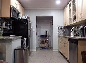 5950 NE 6th Ave — Photo 34
