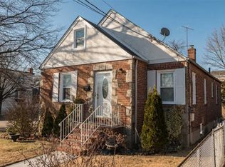 108 Fairfield St, Valley Stream, NY 11581