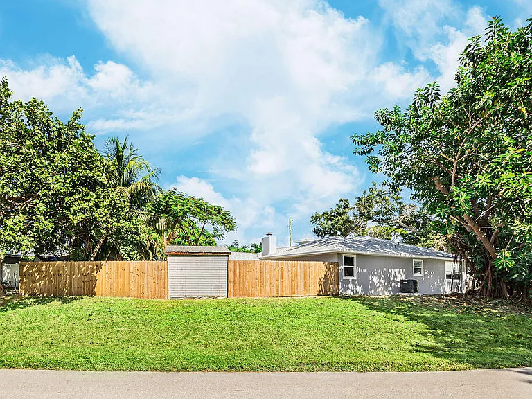 300 Riomar Dr — Photo 6