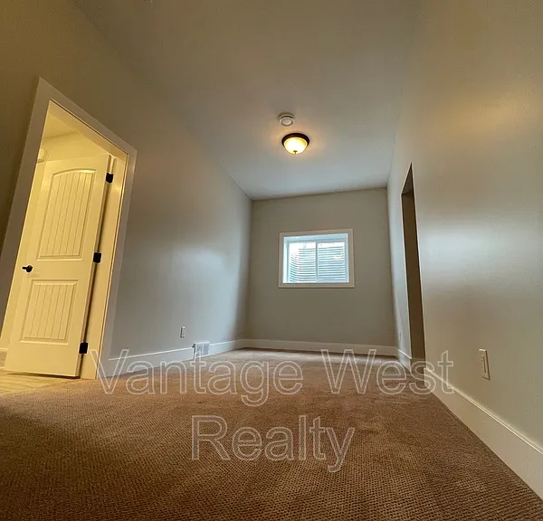 1414B Black Mountain Cres — Photo 12