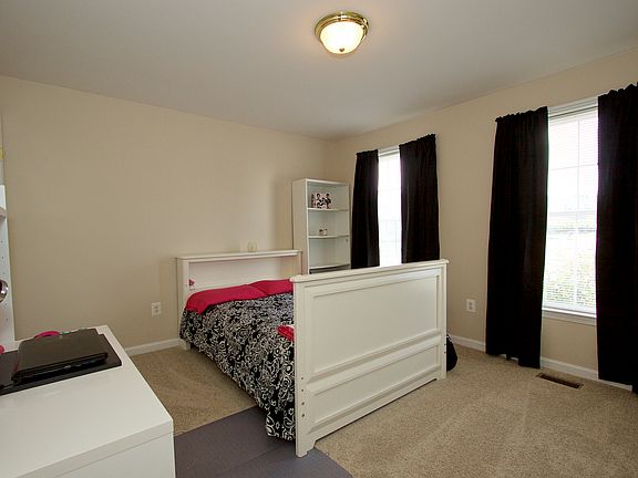 4th image of 2025 Garden Dr
