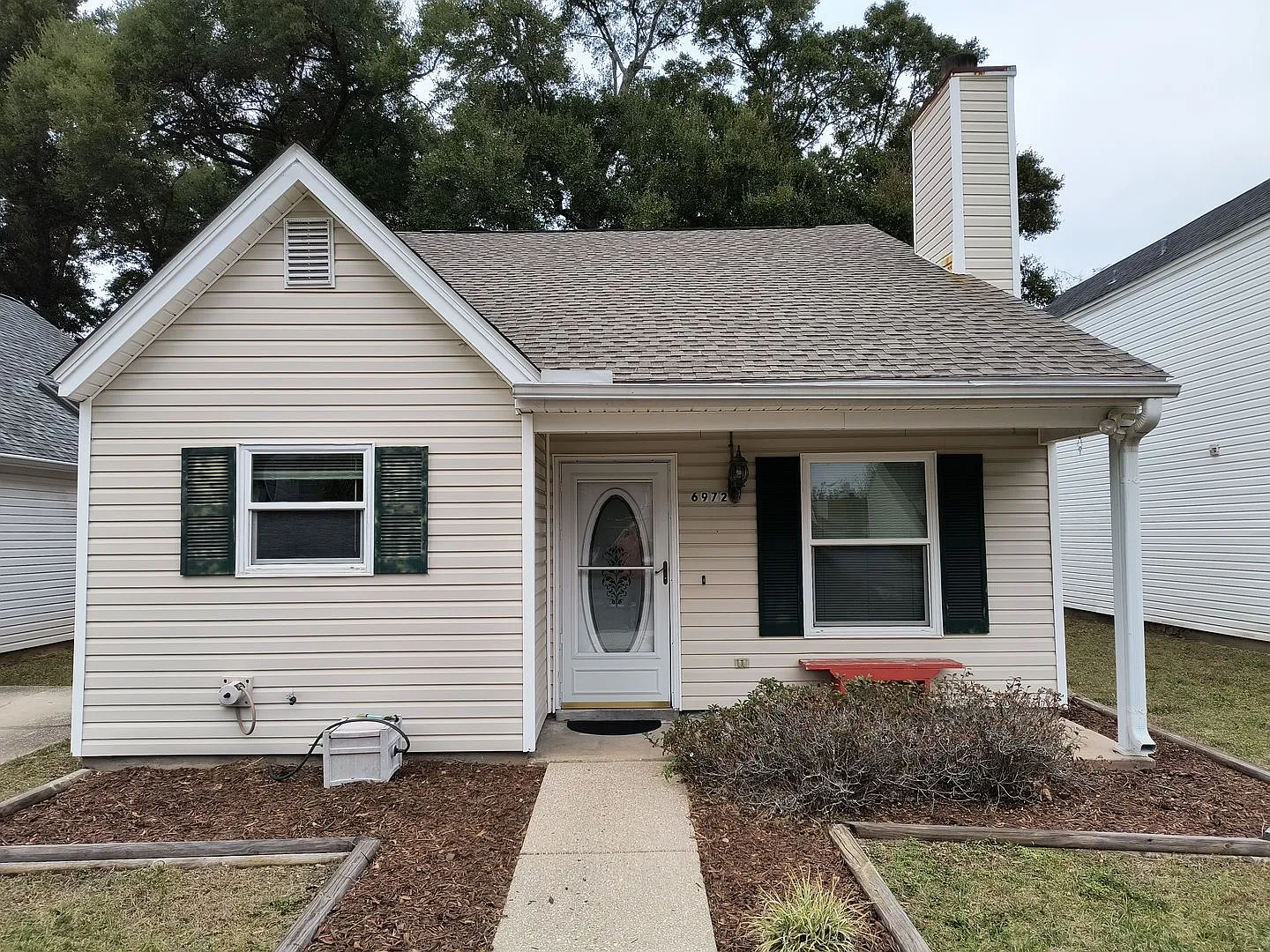 Lovely 2 Bedroom Home — Photo 1