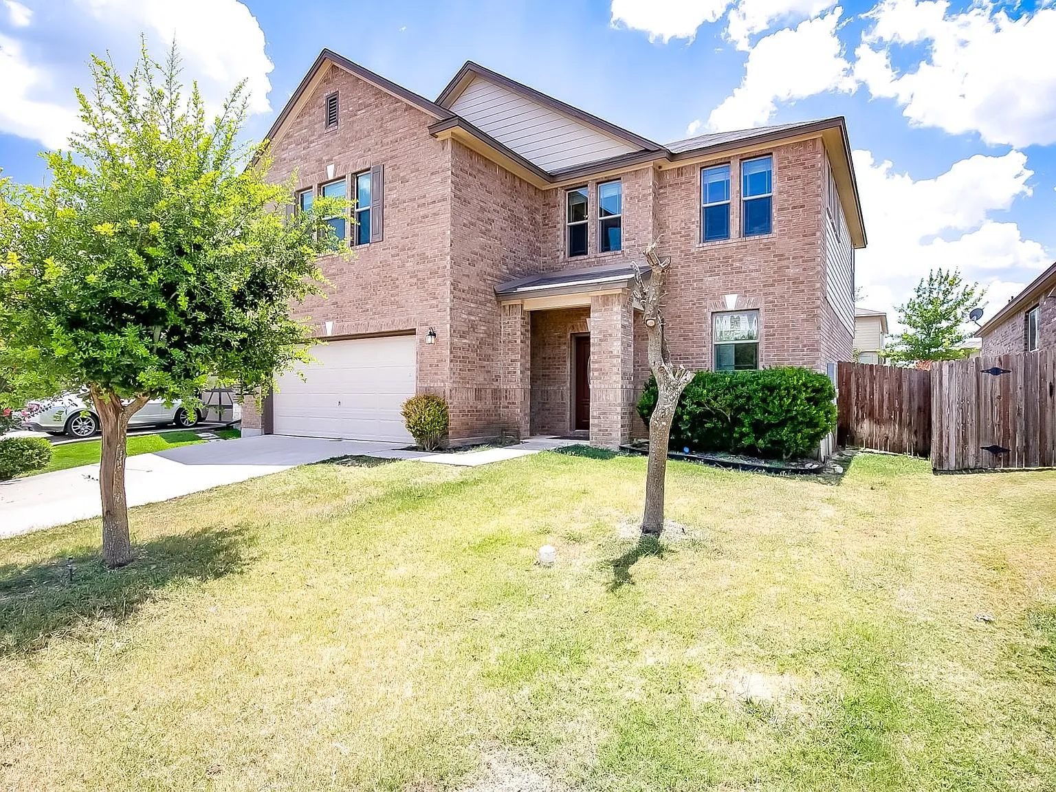 3 bed, 2.5 bath, 2336 sqft, $2,095 — Photo 3