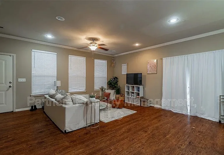 606 N Tennyson Ln — Photo 3