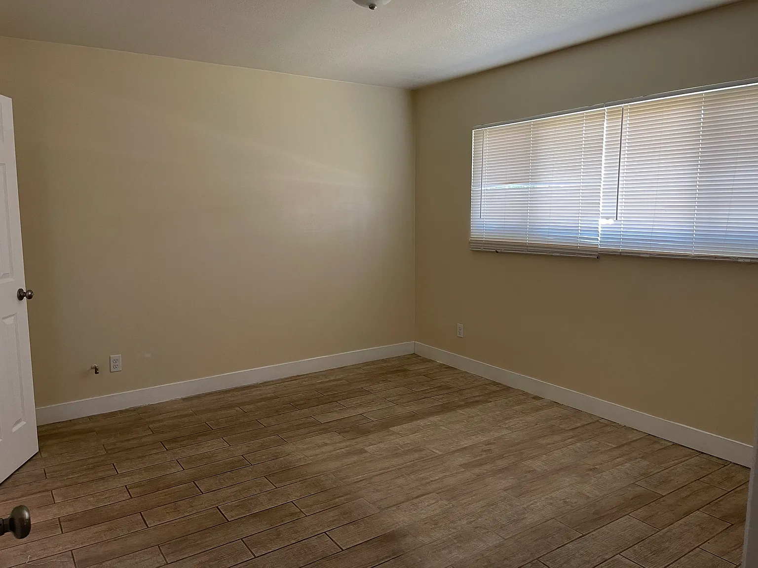 2723 Noble Ave — Photo 4