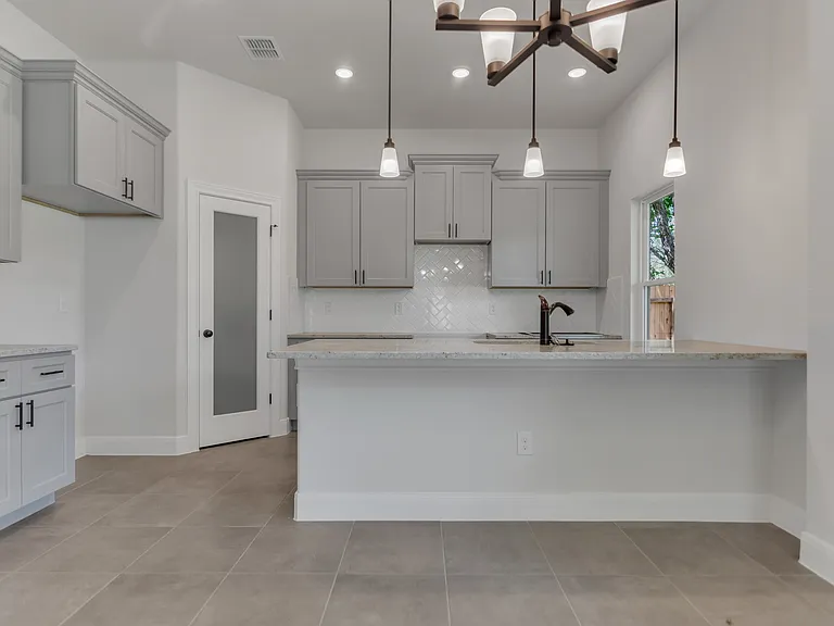 600 Park Cir — Photo 17