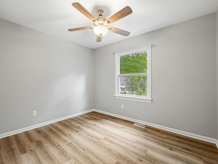 Second bedroom (upstairs; 9'8 x13'4")