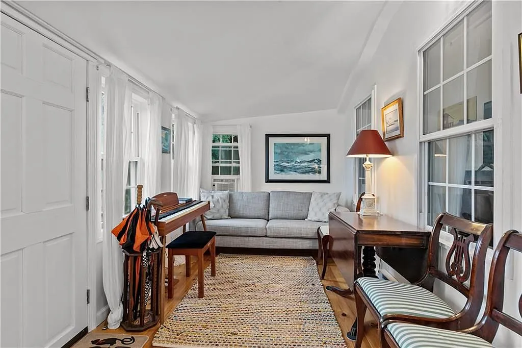 3 bed, 2.0 bath, 1395 sqft, $2,500 — Photo 2