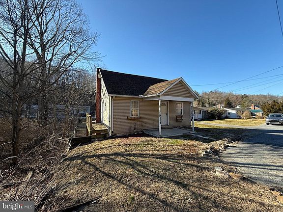 3rd image of 558 Martinsburg Rd