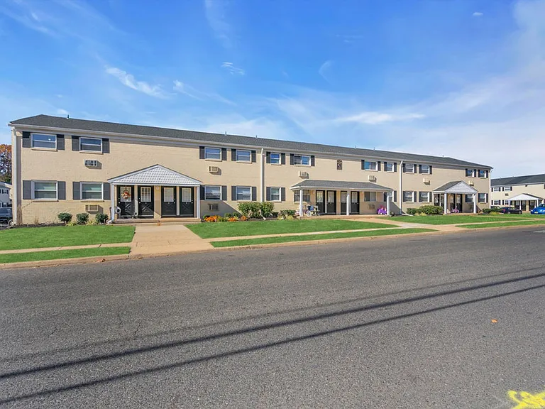 Laurelton Village Apartments — Photo 27