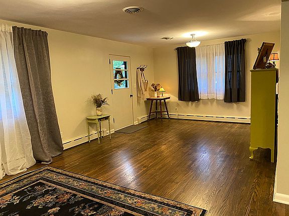 Spacious, welcoming entryway