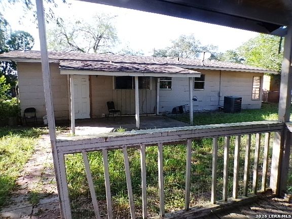 4th image of 902 E CROCKETT ST