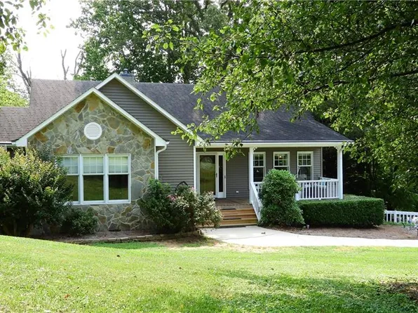 8075 Deer Hill Cir, Belews Creek, NC 27009