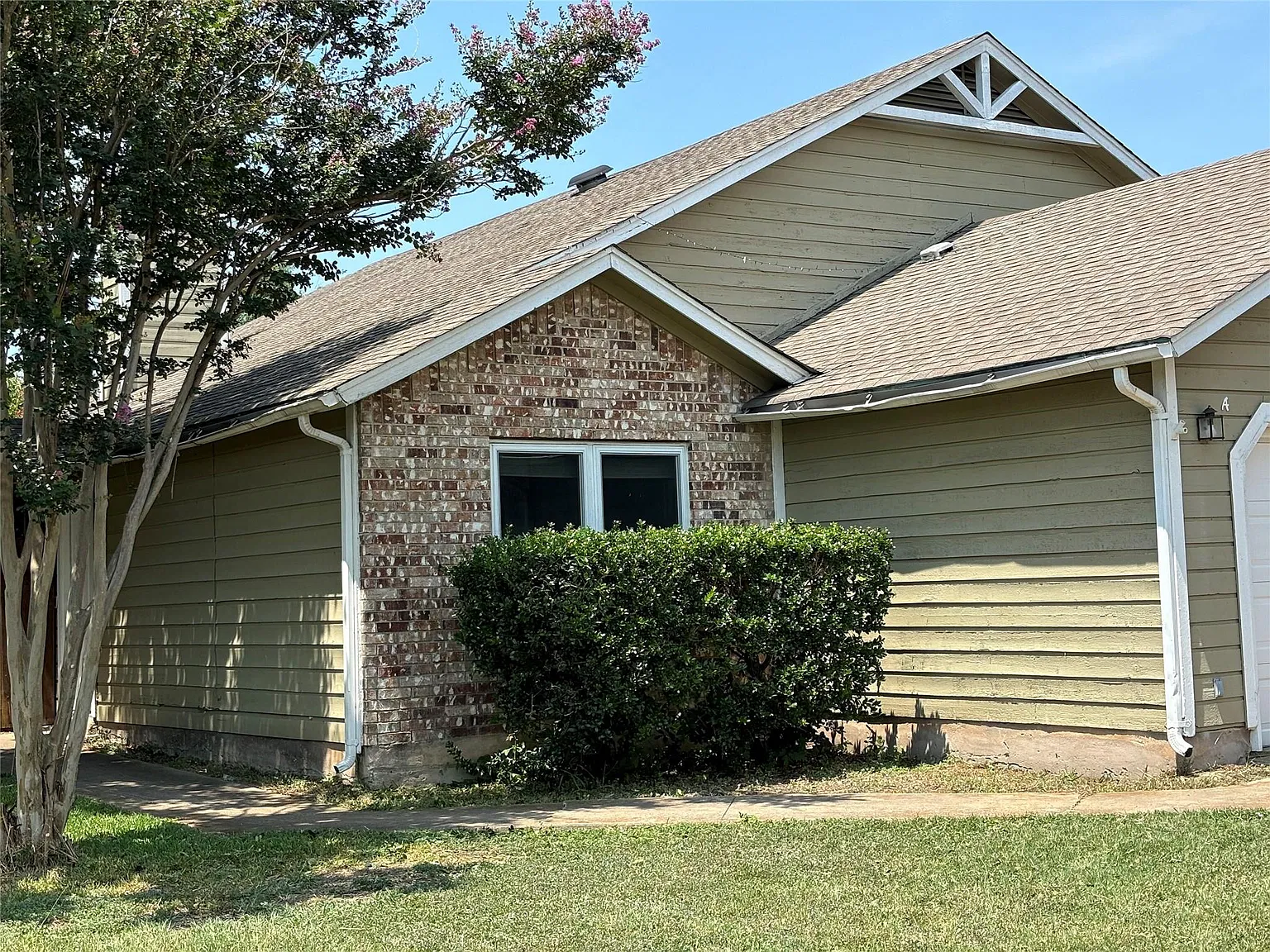 3 bed, 2.0 bath, 1064 sqft, $1,595 — Photo 3