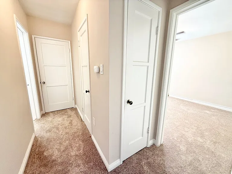 Beautiful Park Estates Apartment for Rent — Photo 8