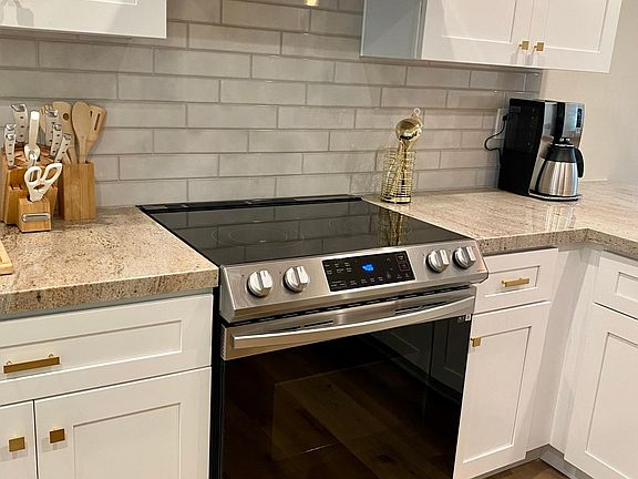 5th image of 27443 Oakwood Dr