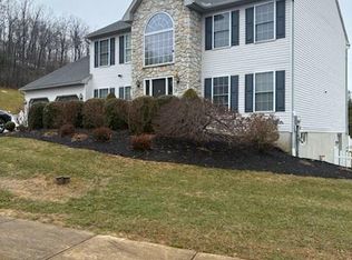 914 Kate Dr, Sinking Spring, PA 19608