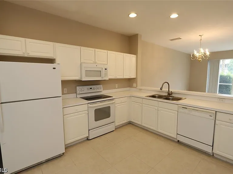 1172 Oxford Ln #27 — Photo 3