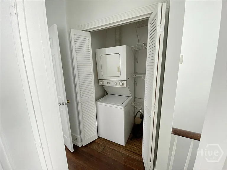 506 E York St — Photo 11