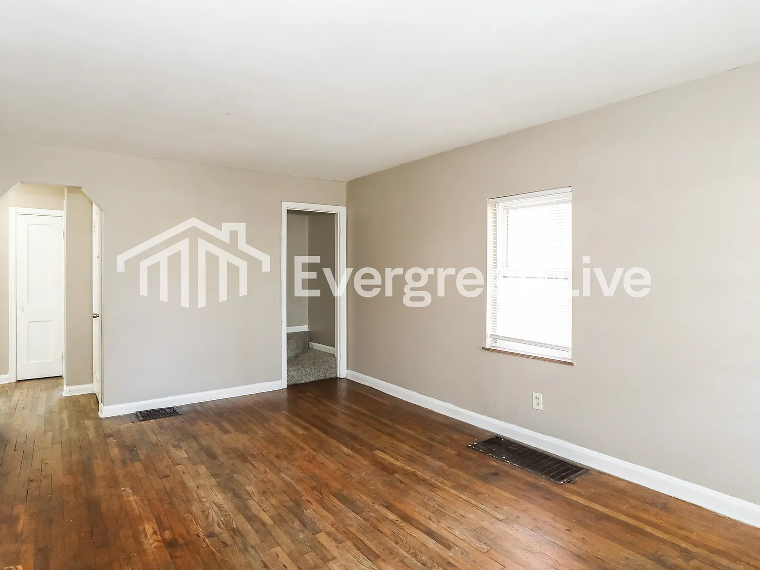 4 bed, 1.0 bath, 1295 sqft, $1,595 — Photo 3