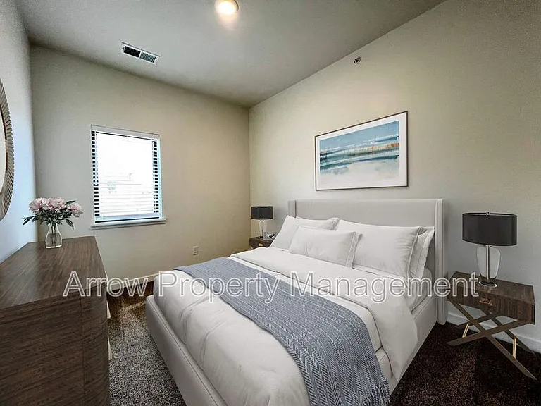 2230 R St #6 — Photo 5