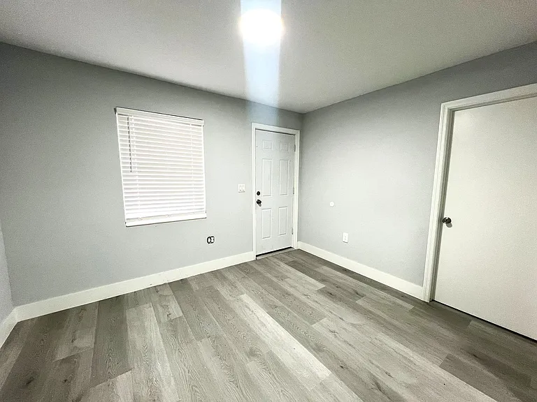 St George Apartments — Photo 39