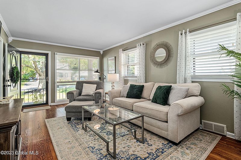 4th image of 15 Beacon Avenue
