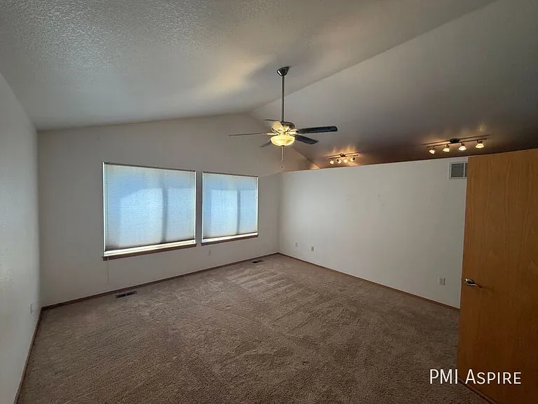 1424 Wildrose Dr — Photo 15