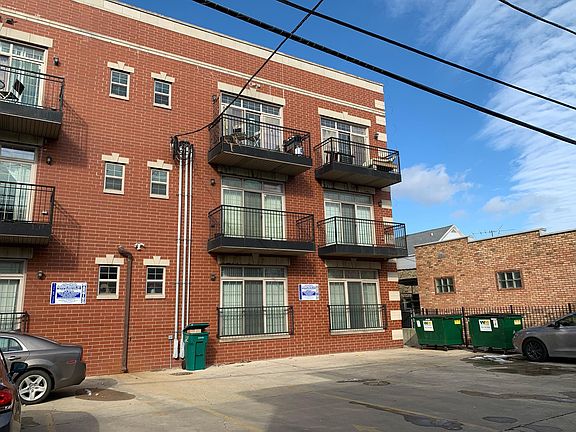 3rd image of 4755 N Kilbourn Ave Unit 2C
