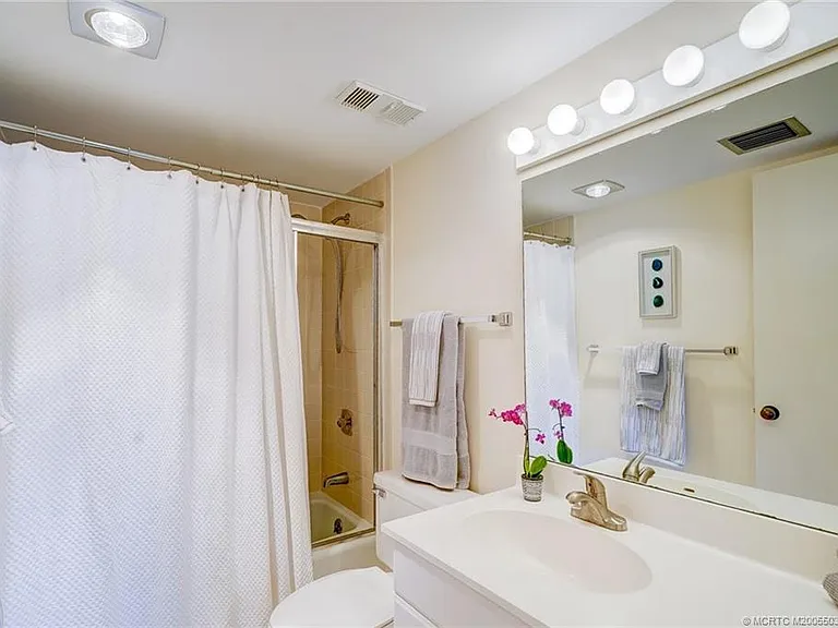 5593 NE Gulfstream Way — Photo 23