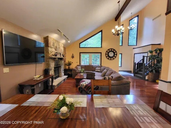 3233 Windermere Dr, Bushkill, PA 18324